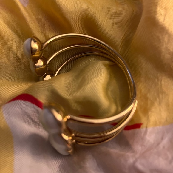 Beautiful Triple pearl bracelet in good shape and - Picture 3 of 4